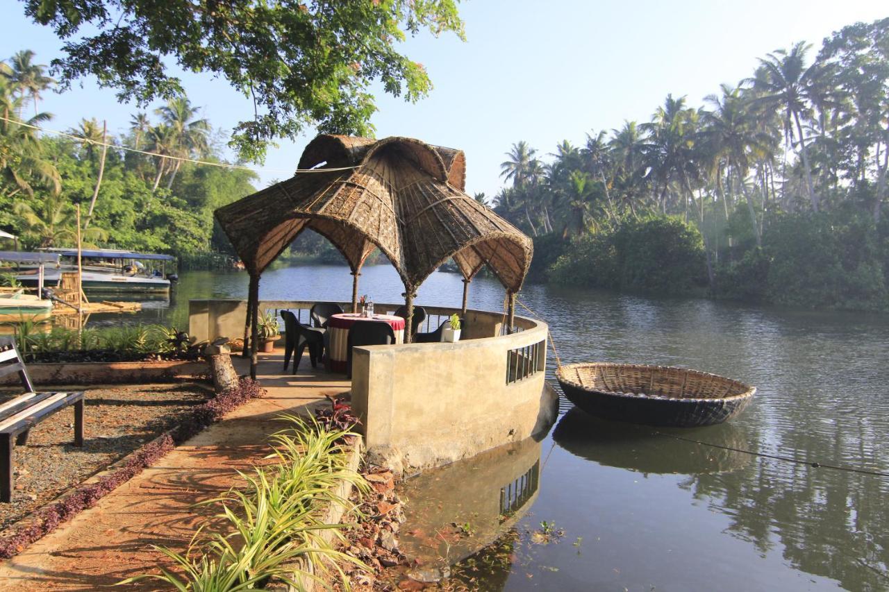 Leela Backwater Inn Thiruvananthapuram Exteriör bild